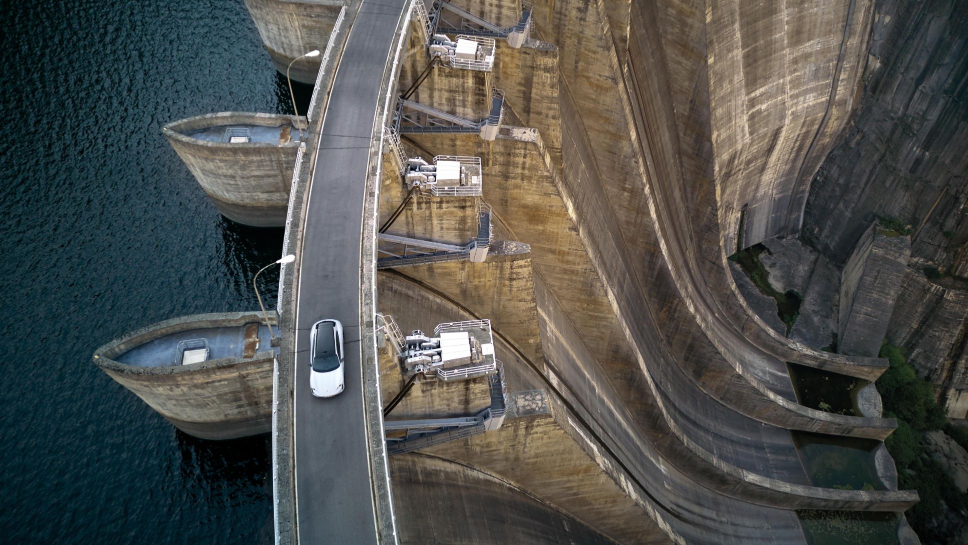 Porsche Taycan Turbo S Cross Turismo, central hidroel&eacute;ctrica Aldead&aacute;vila, 2023, Porsche Ib&eacute;rica