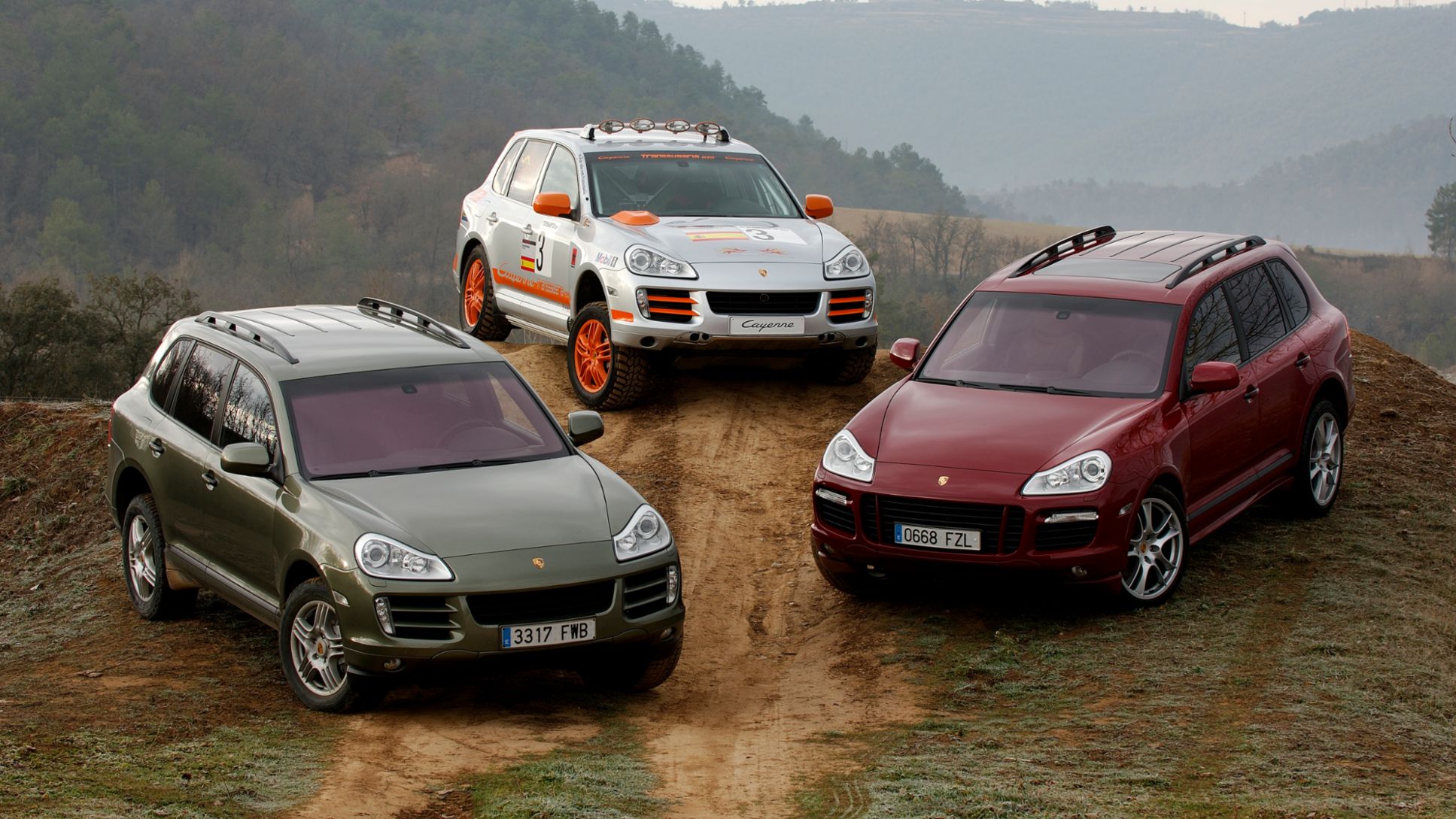 Porsche Cayenne Transsyberia junto a dos modelos de la gama Cayenne, Basella, 2008, 40&ordm; aniversario de Porsche Ib&eacute;rica (1984-2024)