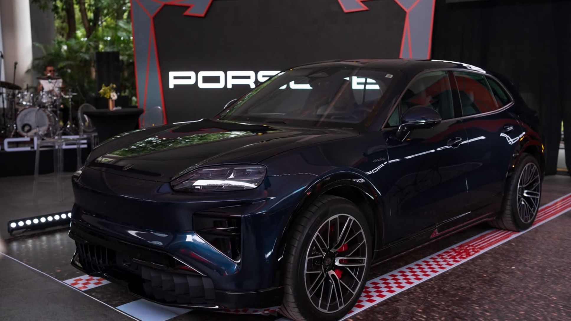 Porsche Guatemala presenta el nuevo Cayenne Electric, una nueva dimensi&oacute;n de desempe&ntilde;o y tecnolog&iacute;a