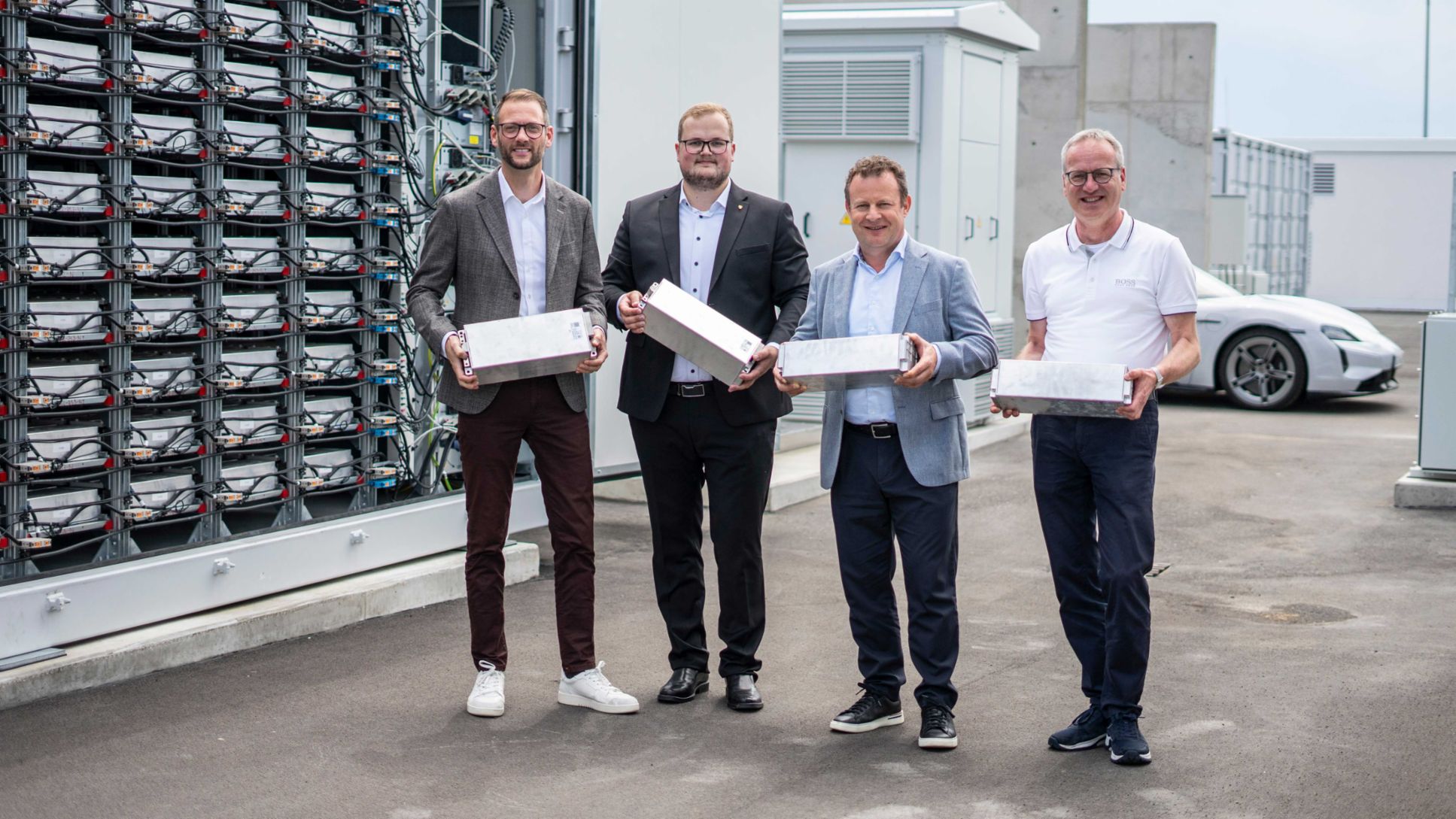 Ruven Weichert, Director Comercial de Porsche Leipzig GmbH; Jonathan Dietrich, Director de Proyecto del Sistema de Almacenamiento de Bater&iacute;as de la f&aacute;brica de Leipzig; Gerd Rupp, Presidente del Consejo de Direcci&oacute;n de Porsche Leipzig GmbH; Alwin Schmid, Director de Ingenier&iacute;a El&eacute;ctrica de Porsche AG (i-d), Sistema de almacenamiento con bater&iacute;as, Porsche Leipzig, 2024, Porsche AG