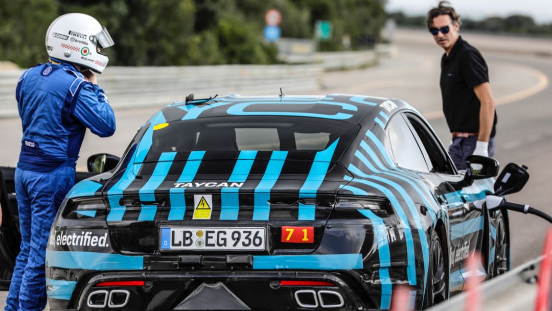 Taycan-Prototyp, Hochgeschwindigkeitsstrecke in Nardò, Italien, 2019, Porsche Schweiz AG
