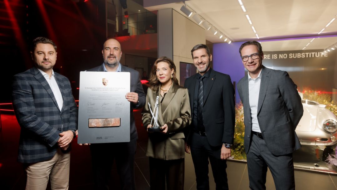 Zcela nov&eacute; Porsche Centrum Ořech přiv&iacute;talo ve sv&yacute;ch exkluzivn&iacute;ch prostor&aacute;ch prvn&iacute; fanou&scaron;ky sportovn&iacute;ch vozů Porsche