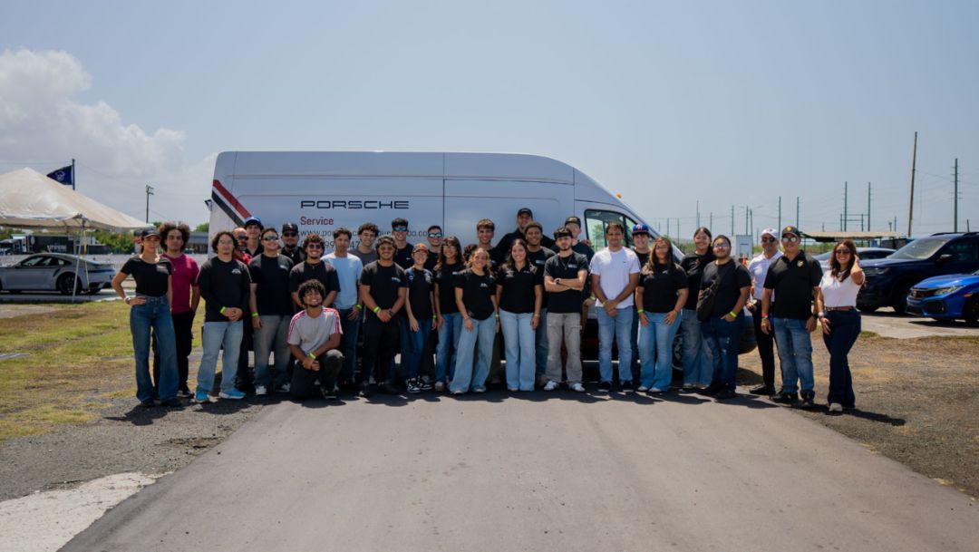 Porsche Center Puerto Rico acerca a estudiantes de ingenier&iacute;a a la experiencia profesional del automovilismo