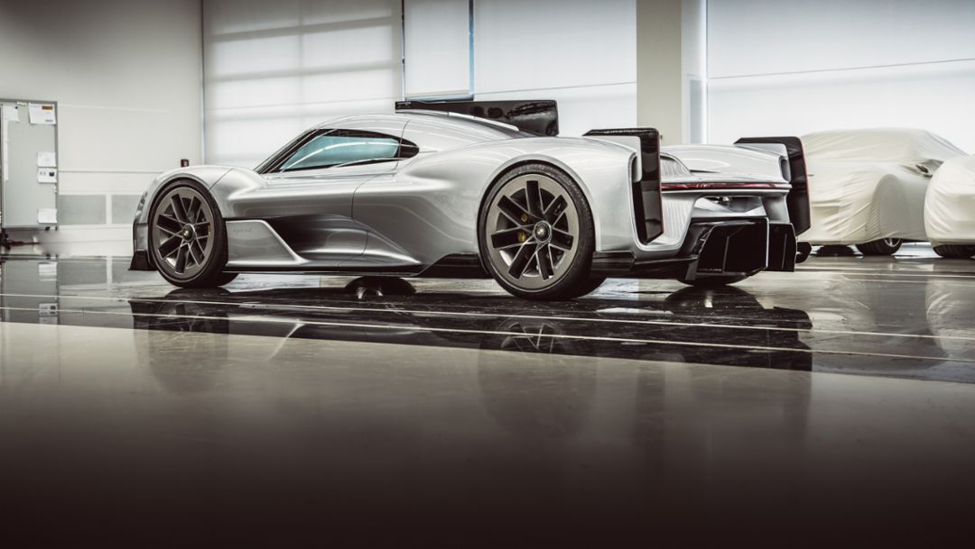 Porsche 919 Street (2017; 1:1 clay model), 2020, Porsche AG