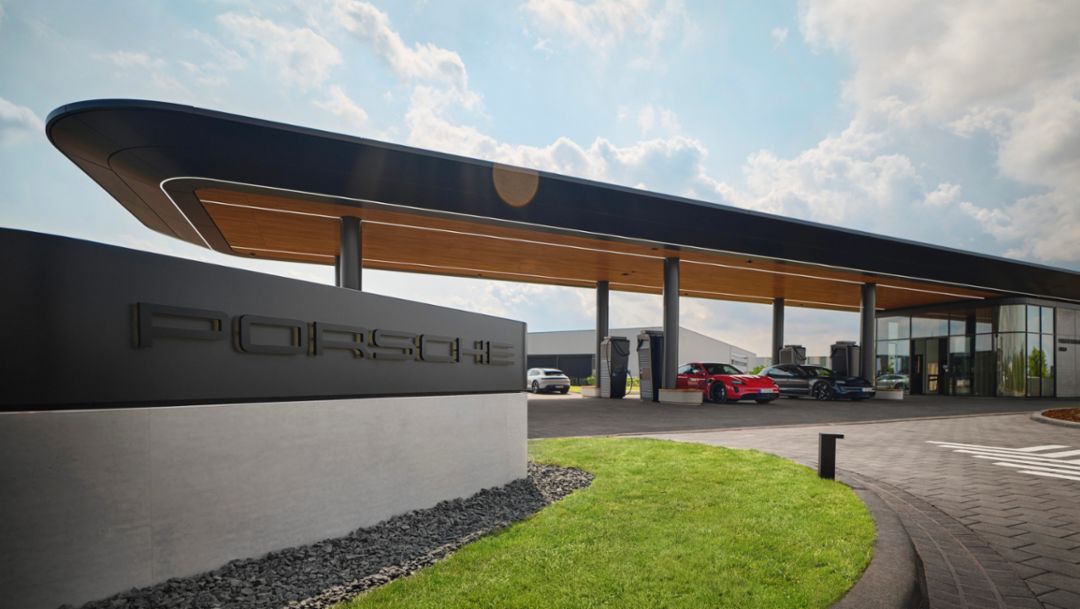 Porsche Taycan Cross Turismo, Porsche Taycan GTS, Charging Lounge, Bingen, Alemania, 2023, Porsche AG