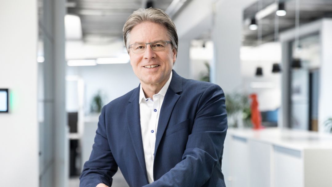Miembro del Consejo Directivo de Porsche AG responsable de Recursos Humanos y Asuntos Sociales