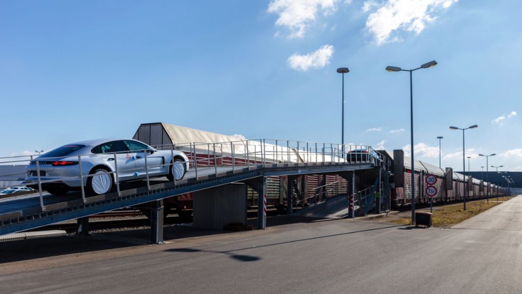 Tren log&iacute;stico, energ&iacute;a renovable, transporte de veh&iacute;culos, Porsche Panamera, 2022, Porsche AG