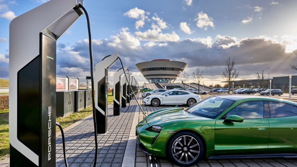 Porsche Taycan, estaci&oacute;n de carga, 2024, Porsche AG