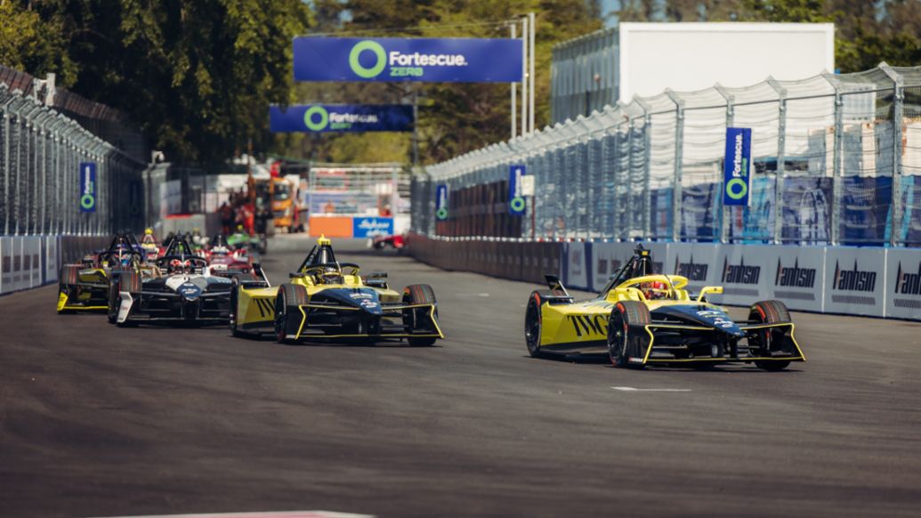 Jake Dennis, Porsche 99X Electric (n&ordm; 27), Andretti F&oacute;rmula E (delante); Felipe Drugovich, Porsche 99X Electric (n&ordm; 28), Andretti F&oacute;rmula E, E-Prix de Sanya, 2026, Porsche AG