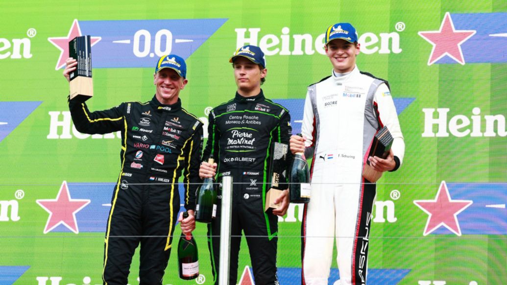 Jaap van Lagen (PB), Martinet by Alm&eacute;ras (n&ordm; 17), Paul Cauhaup&eacute; (FRA), Martinet by Alm&eacute;ras (n&ordm; 16), y Flynt Schuring (PB), Schumacher CLRT (n&ordm; 12) (i-d), Porsche Mobil 1 Supercup, Pa&iacute;ses Bajos I, 2026, Porsche AG