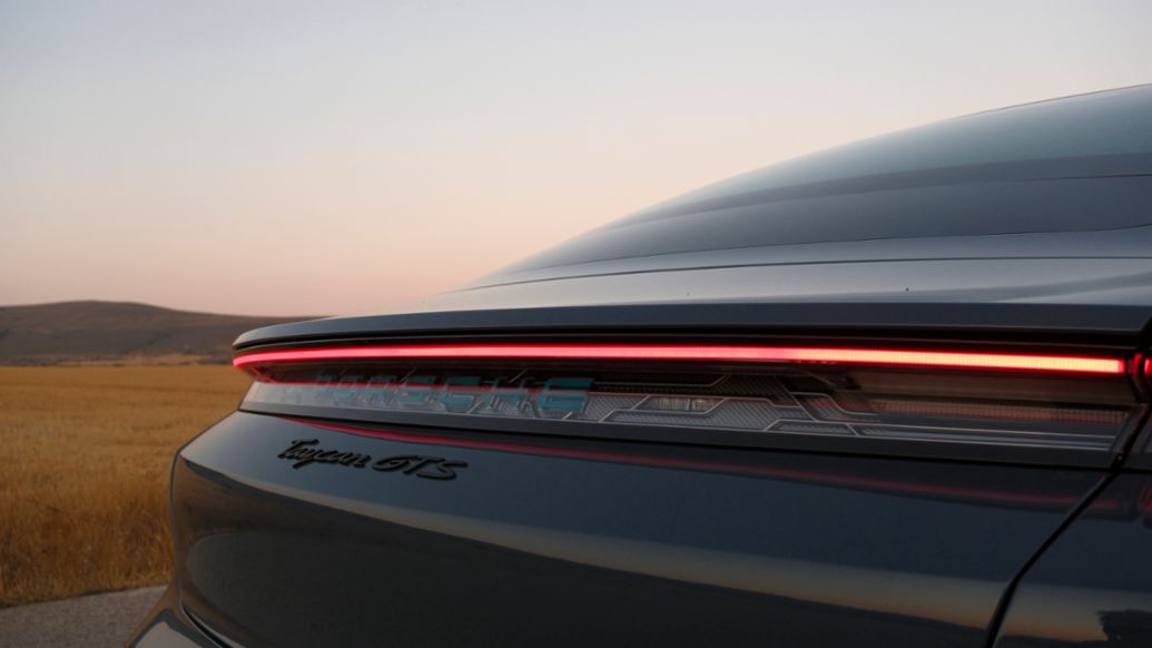 Porsche Taycan GTS en Soria durante el eclipse total, 2026, Porsche Ib&eacute;rica