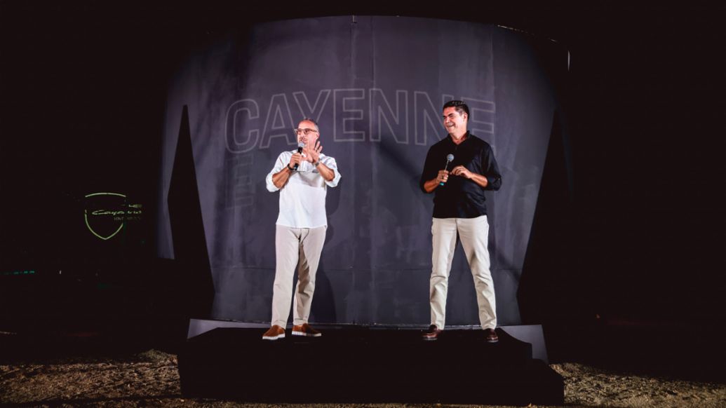 Thomas Illner, Presidente y Director General de Porsche Latin America con Camilo San Mart&iacute;n, Director General de Porsche de M&eacute;xico; Presentaci&oacute;n en M&eacute;xico de Porsche Cayenne Electric y Cayenne Turbo Electric; Los Cabos, Baja California, Porsche de M&eacute;xico, 2026.