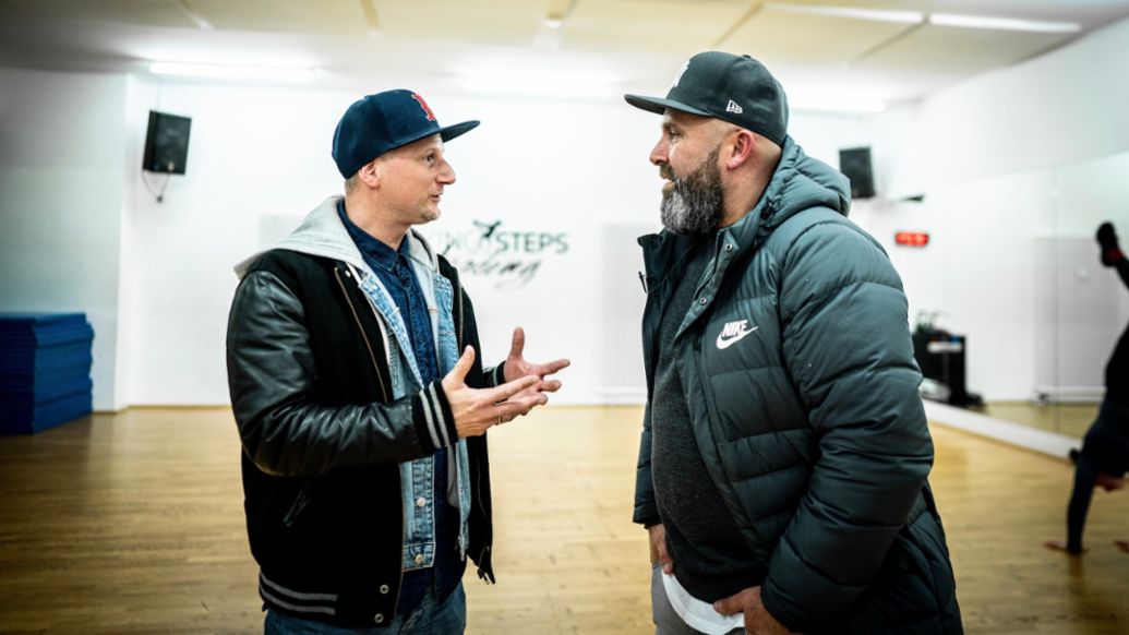 Michael &bdquo;Mikel&rdquo; Rosemann, Mitglied der Breakdance-Gruppe &bdquo;Flying Steps&rdquo;, Niko H&uuml;ls, l-r, Roadtrip Back2Tape, Berlin, 2020, Porsche AG