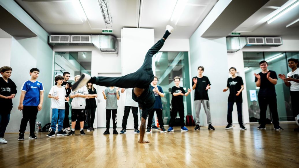 Die Breakdance-Gruppe &bdquo;Flying Steps&rdquo;, l-r, Roadtrip Back2Tape, Berlin, 2020, Porsche AG