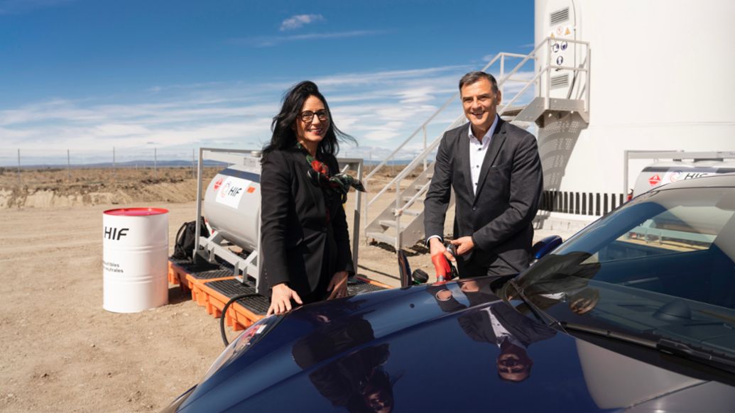 Barbara Frenkel, miembro del Consejo de Direcci&oacute;n de Porsche AG (Compras), Michael Steiner, miembro del Consejo de Direcci&oacute;n de Porsche AG (Investigaci&oacute;n y Desarrollo) (i-d), 911, planta piloto de e-fuels Haru Oni, Punta Arenas, Chile, 2022, Porsche AG