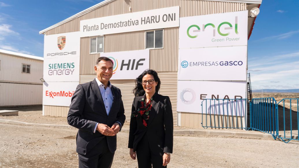Michael Steiner, miembro del Consejo de Direcci&oacute;n de Porsche AG (Investigaci&oacute;n y Desarrollo), Barbara Frenkel, miembro del Consejo de Direcci&oacute;n de Porsche AG (Compras), planta piloto de e-fuels Haru Oni, Punta Arenas, Chile, 2023, Porsche AG