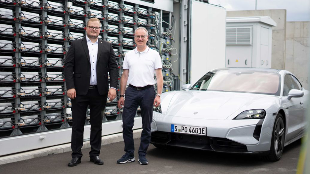 Jonathan Dietrich, Director de Proyecto del Sistema de Almacenamiento de Bater&iacute;as de la f&aacute;brica de Leipzig y Alwin Schmid, Director de Ingenier&iacute;a El&eacute;ctrica de Porsche AG (i-d), Sistema de almacenamiento con bater&iacute;as, Porsche Leipzig, 2024, Porsche AG