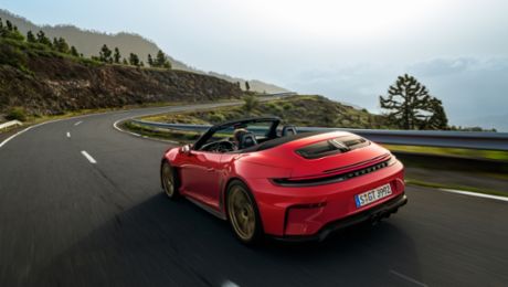 Una cabrio leggera con motore aspirato a regimi elevati e cambio manuale