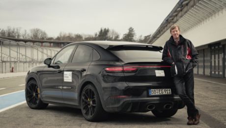 Walter Röhrl prueba el nuevo Cayenne de altas prestaciones
