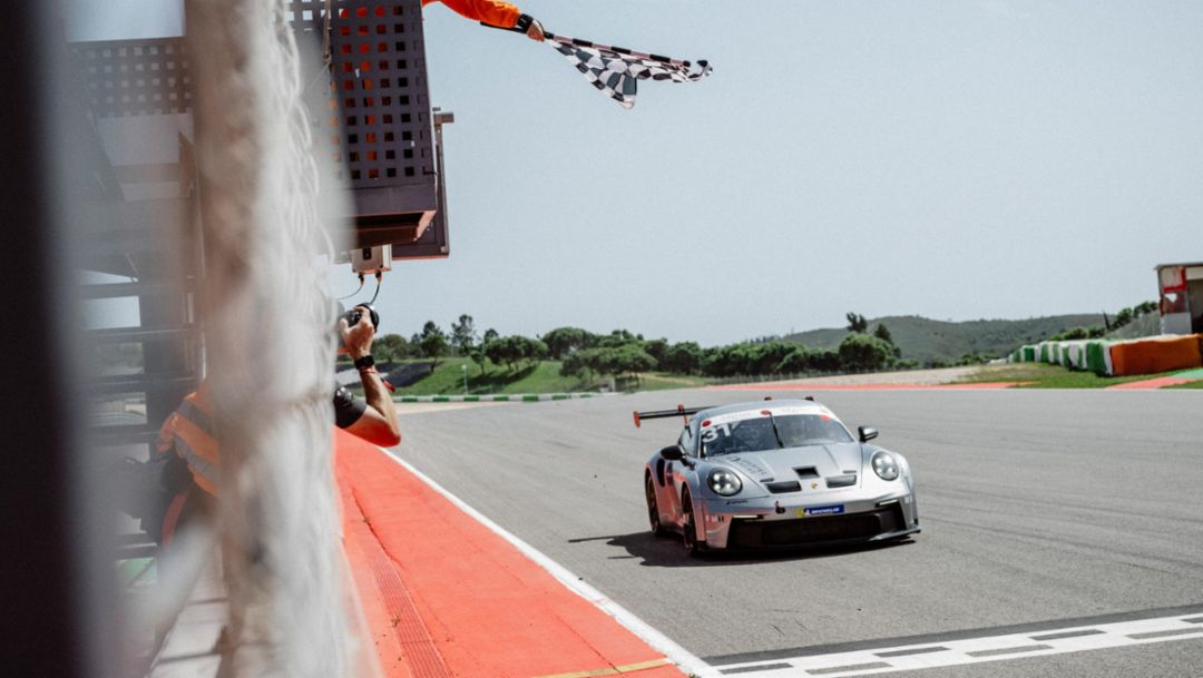 Jack Sherwood eröffnet die neue GT3 Cup-Saison mit zwei Siegen