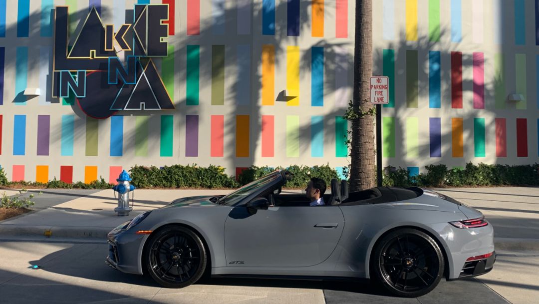 En el túnel del tiempo con un Porsche convertible