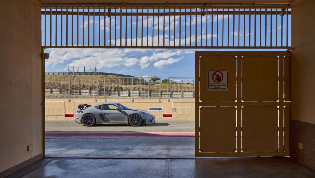 Interview zum neuen Cayman 718 GT4 RS mit Frank-Steffen Walliser