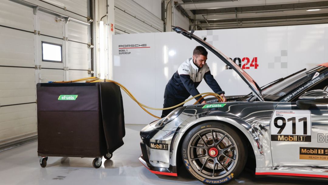 Premiere for the Porsche Mobil 1 Supercup with eFuels