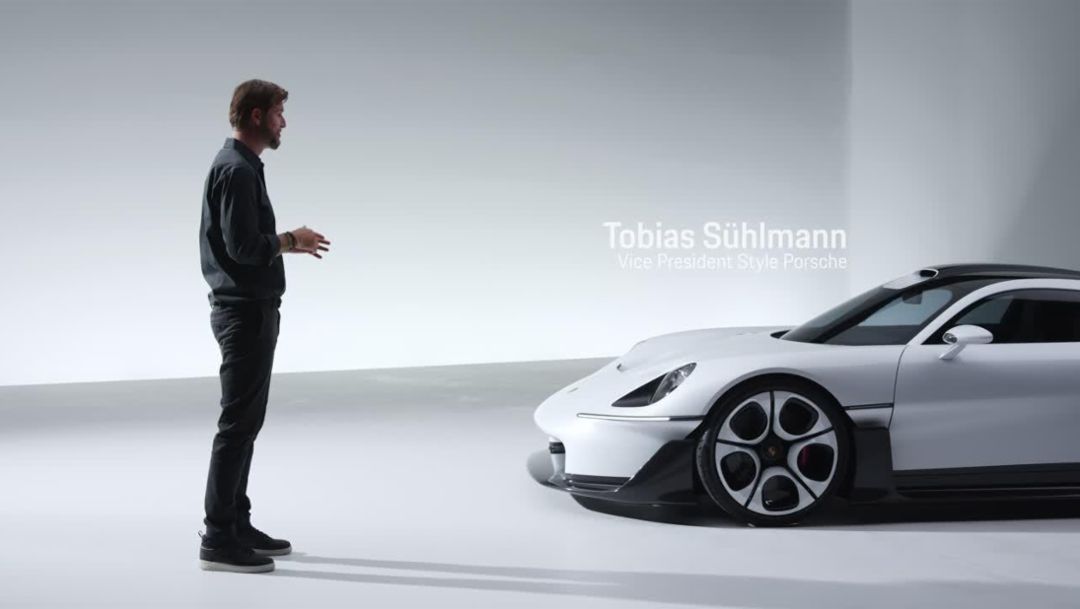 Walkaround: Tobias Sühlmann introduces the Porsche Mission S