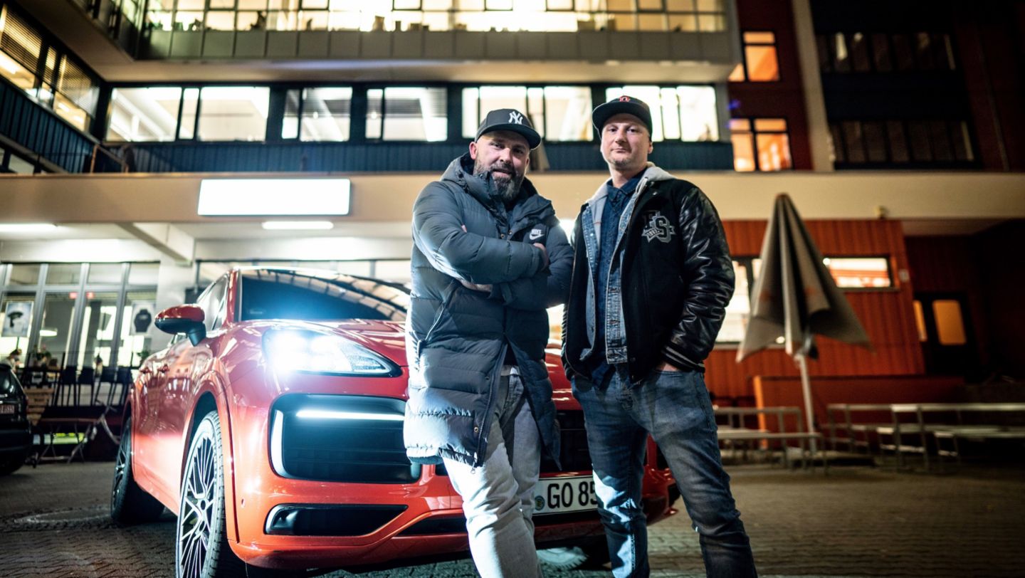 Niko Hüls, Michael „Mikel” Rosemann, Mitglied der Breakdance-Gruppe „Flying Steps”, l-r, Cayenne S Coupé, Roadtrip Back2Tape, Berlin, 2020, Porsche AG